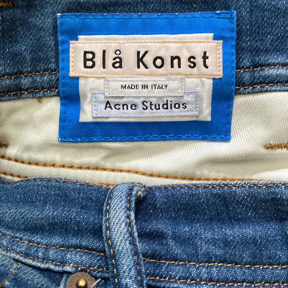 Jag säljer jeansen då jag inte använder dom längre. Jeansen är prefekt till laidback/grisch stilen. De från acne studios och är slimfit. Skriv gärna om du har frågor. ❤️. Jeans & Byxor.