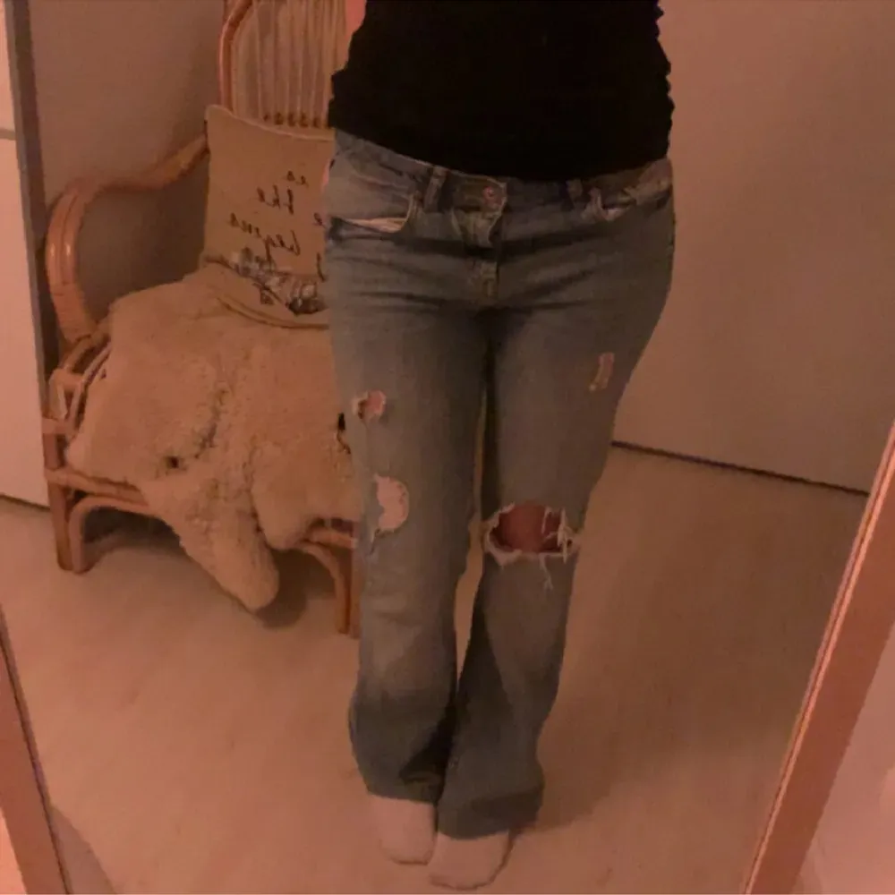 säljer dessa jeans eftersom dom var för långa på mig som är 155. Har ej användt dom bara testat💘 (bilderna är från den jag köpte av). Jeans & Byxor.