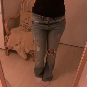 säljer dessa jeans eftersom dom var för långa på mig som är 155. Har ej användt dom bara testat💘 (bilderna är från den jag köpte av)