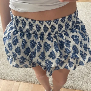 Minikjol - Säljer min så fina lågmidjade kjol från brownie Spain som inte går att få tag på längre💕den är storlek xxs men skulle säga att den även passar xs/s