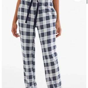 Pyjamasbyxor  - Säljer dessa rutiga pyjamasbyxor från Kappahl. De är i bra skick. 