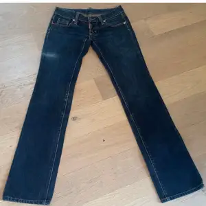 lågmidjade raka jeans från Dsquared (vintage från Vestiaire Collective) Jag är ca 167 cm! Skriv för mått<33