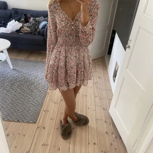 Zara klänning - Sommarklänning från zara i storlek small. Den är i jättebra skick! (Lånade bilder men samma storlek)