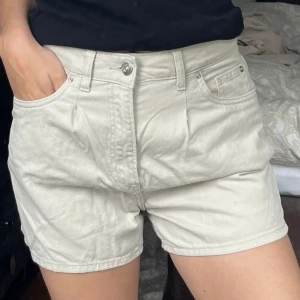 Beigea shorts - I superbra skick!