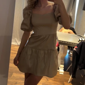 Supersöt klänning  - Säljer denna supersöta klänning, använd en gång och är i nyskick🩷