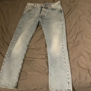 Levi’s 501 - Säljer mina Levi’s 501 i storlek 30/30, har växt ut dom men de sitter väldigt skönt och är rörliga och ett fåtal gånger använt och ser ut som sprillans nya Nypris:1075kr