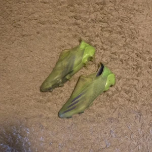 Fotbollsskor  - Bra skick. Skit Nice att köra med. Lite för stora. Kostar runt 2000kr 