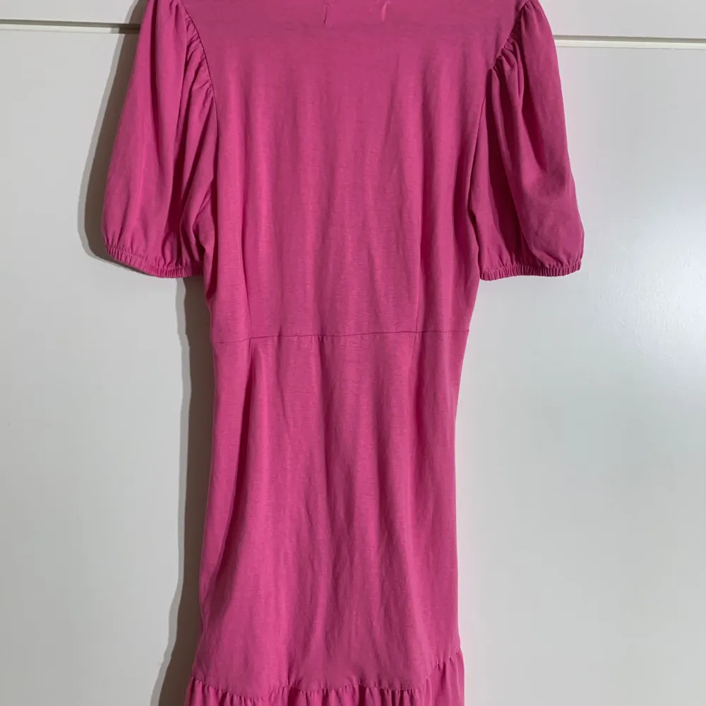 En rosa klänning från samsa collection. Går nästan ner till knäna. Storlek S. Aldrig använd så ny skick. Pris kan diskuteras!. Klänningar.