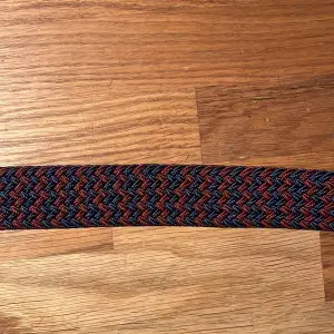 Säljer det här nya och oanvända flätade bältet. Hela bältet bortsett från metallbiten är ca 99 cm långt, men kan stretchas ut till en större storlek. Pris: 99 kr. 