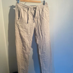 Linnebyxor - Säljer dessa as sköna linne byxor från Kappahl, nypris 400 du får dem för 125 dem är i totalt ny skick! Den passar dig perfekt om du cirka 173-176