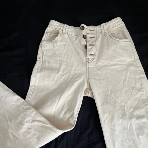 Ljusbeiga vida jeans storlek 38 - Snygga vida jeans i bra skick. Säljer för att jag inte längre använder dem.  