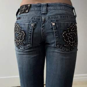 Perfekta MissMe jeans! Midjemått tvärsöver 38cm. Innerbenslängd 77cm 