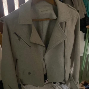 Calvin Klein kappa - Snygg kappa köpt på pondus. Pris går att diskutera!!