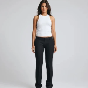 Kostymbyxor💓💓 - Säljer dessa populära kostymbyxor från bikbok, då dom inte kommer till användning!🙌🏼💓Bara använt en gång och är i väldigt fint skick☺️(Vilma kostymbyxa)