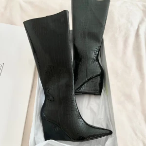 Stövlar med kilklack  - Oanvända stövlar med kilklack från Nelly. Storlek 38🖤