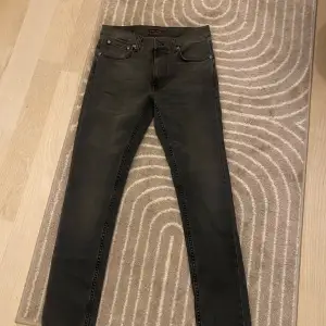 Säljer dessa nudie jeans i storlek 29-30 de är slim fit .    bra skick. Priset är inte fast. Hör av er vid frågor! Nypris 1600kr