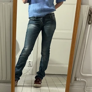 Blåa straight leg jeans! - Sjukt snygga nästan helt oanvända miss sixty jeans som tyvärr är lite för långa för mig som är 169!
