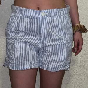 Dessa randiga blå shorts från Holly&White är i storlek 38 och har endast använts en gång. 