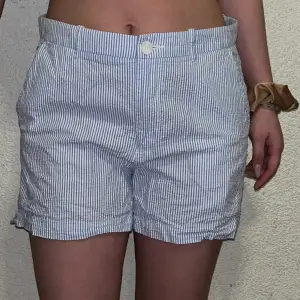 Dessa randiga blå shorts från Holly&White är i storlek 38 och har endast använts en gång. 