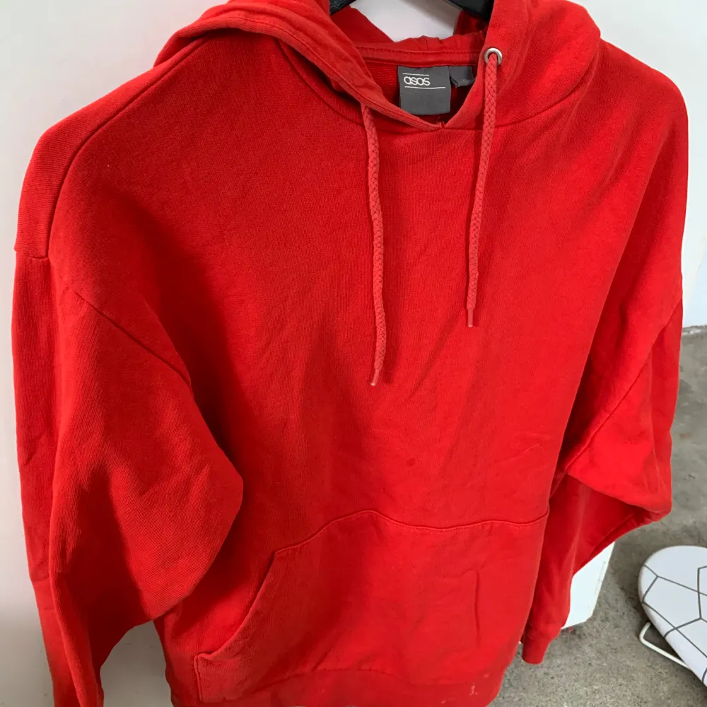 Röd hoodie huvtröja från asos. Hoodies.