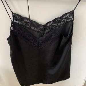 Spetslinne svart siden - Spetslinne svart siden