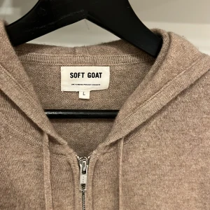 Soft goat hoodie - Soft goat i väldigt fint Skick. Storlek L men passar M jag är 181 70kg och den passar bra på mig. Kom pm om det är något ni undrar om 🙌