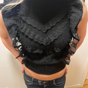 Zara topp - Hej säljer min superfina zara topp då den ej kommer till användning längre !!!❣️❣️ det är en storlek M men passar mig vanligtvis har S då den är liten i storleken   Lånad bild  