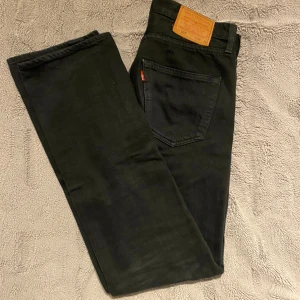 Levi’s  - Det är ett par svarta Levis 501 i storlek W 30 L 32 i bra skick. Ny pris ligger runt 1300kr. Vid frågor eller funderingar är det bara att meddela. 