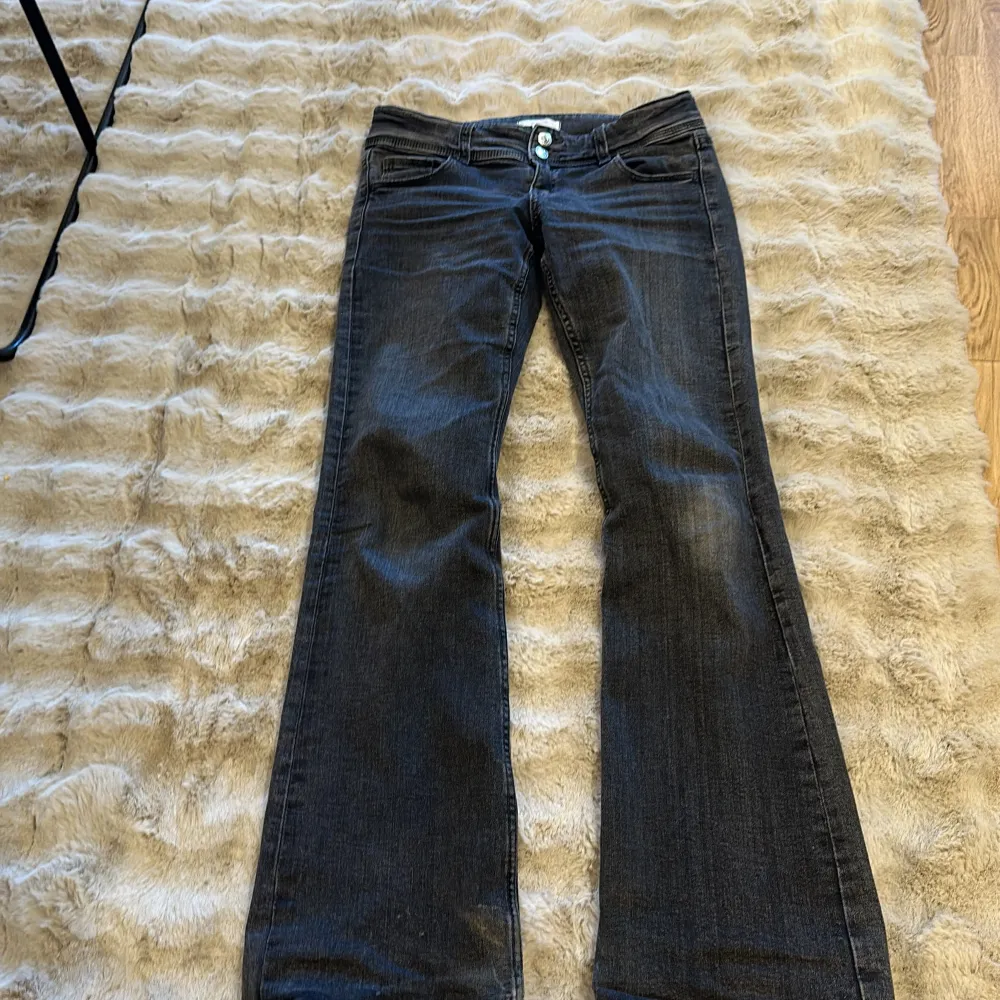 Ett par jeans från Gina Tricot(barn) Typ nya, i size 158. Jeans & Byxor.