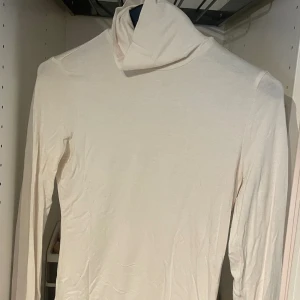 Tajt långärmad tröja  - Säljer en tajt långärmad tröja som är rätt så tunn så den är perfekt nu när det börjar bli lite varmare! Använd 1 gång men i nyskick! 💕 köparen står för frakten!💕