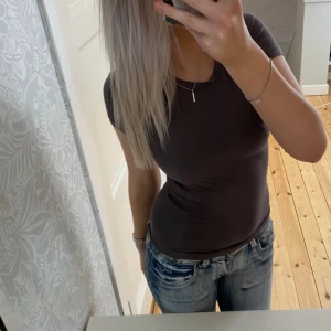 T shirt  - Skitsnygg grå/brun t-shirt från Gina tricot💕Typ helt oanvänd. Passar mig med S