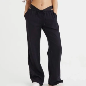 lågmidjade svarta linnebyxor - Linnebyxor från h&m som endast använts en gång. De är alltså i väldigt bra skick. De är i storlek S och säljs pågrund av att de är för korta på mig som är 172cm 🥲