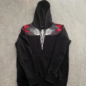 Marcelo Burlon hoodie - Marcelo Burlon hoodie i utmärkt skick, sparsamt använd och ej några defekter. Storlek XS men passar även S👍 kom pm vid frågor eller funderingar🍾