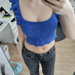 Blå sommartopp - Supergullig blå sommartopp med speciella ärmar. Sommardag eller fest beroende på styling. Använd 2 gånger 