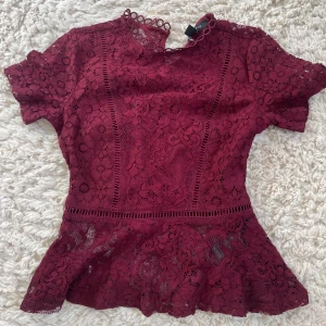 spets topp  - jättefin spetstopp som tyvärr är för liten!! storleken är 38 men skulle säga att den snarare är i 36/S ❤️ skriv för frågor