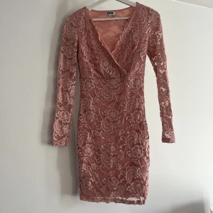 Rosa klänning i spets - Endast använd en gång
