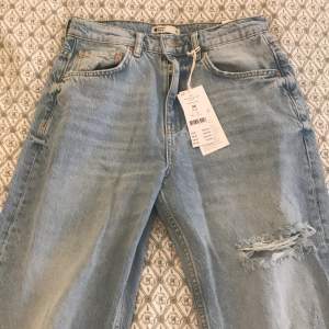 Ett par jeans från Gina helt oanvända med prislapp på!  Toppen är i strl xs o figurnära, ny har bara klippt av prislappen. Säljer dom för 500kr eller så kan man få köpa  jeansen o en topp för 400kr ! Frakt tillkommer ❤️