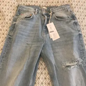 Ett par jeans från Gina helt oanvända med prislapp på!  Toppen är i strl xs o figurnära, ny har bara klippt av prislappen. Säljer dom för 500kr eller så kan man få köpa  jeansen o en topp för 400kr ! Frakt tillkommer ❤️