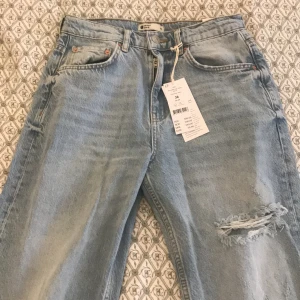 Jeans med /eller utan topp - Ett par jeans från Gina helt oanvända med prislapp på!  Toppen är i strl xs o figurnära, ny har bara klippt av prislappen. Säljer dom för 500kr eller så kan man få köpa  jeansen o en topp för 400kr ! Frakt tillkommer ❤️