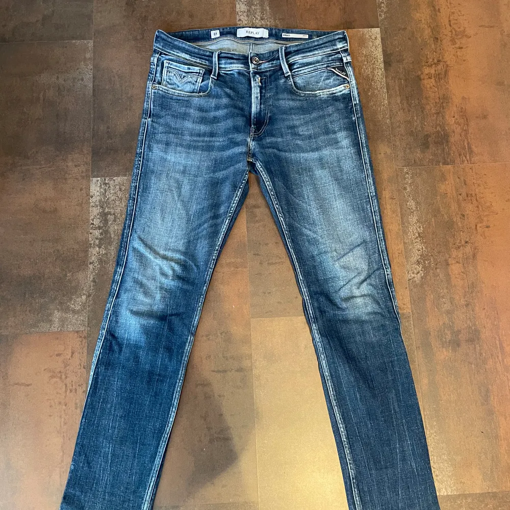 Säljer mina Replay Anbass slim fit! Storlek 32 Skick 8/10 Pris 499. Jeans & Byxor.