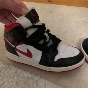 Röda Jordan 1’s - Bra skick. Knappt använda. Köpta från restock för 1250 kr.