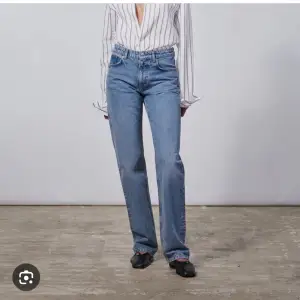 Ett par jättefina jeans från zara med mid waist. 💕