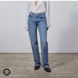 Zara mid waist jeans - Ett par jättefina jeans från zara med mid waist. 💕
