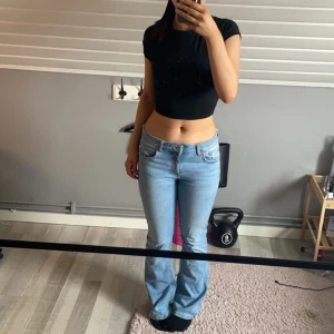 lågmidjade bootcut jeans - säljer dessa fina bootcut jeans då de är för stora och för långa för mig(jag är runt 160cm) , det finns tecken på användning men de är fortfarande jättesnygga