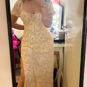 Sommar klänning med slits  - En fin sommar klänning med små blommor på som även är lång med en liten låg slits vid sidan av klänningen 