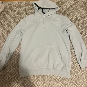 Ljusblå hoodie  - ljusblå hoodie från hm, bra skick. Storlek S