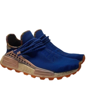 Adidas NMD Human Race Pharrel William - Säljer mina väldigt gamla Adidas NMD x Pharrel William som nästan är oanvända. Köpta 2019, Adidas store Storlek: 43 Skick 8/10 (Lite smutsiga) men går att rengöra relativt enkelt. 