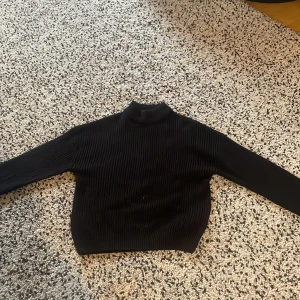 Svart stickad tröja  - En jätte fin stickad långarmad tröja från Newyorker men tyvärr inte används längre. Har inte använt den så mycket heller.