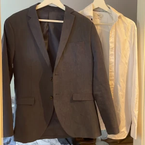 Skjorta + kavaj - Skjorta och kavaj, passar S/XS. Perfekt till bal/andra formella sammanhang. Säljer pga att jag växt ut dem. Använda 2 gånger i fint skick! Nypris ca 1000 kr säljer för 400