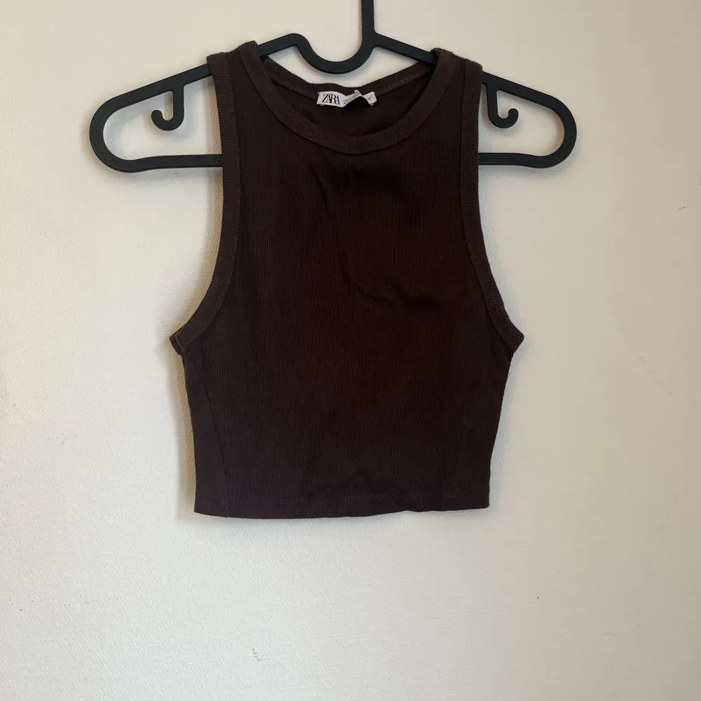 Cute dark brown tank from Zara with cropped fit . Blusar.